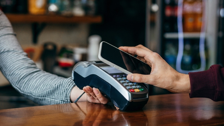 Cliente usando celular para fazer pagamento mobile